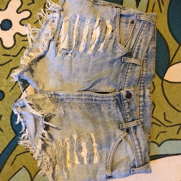 Fabulous Levi denim shorts - Picture 2 of 3